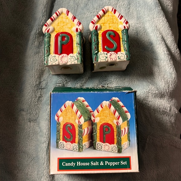 Vintage candy house salt and pepper shaker set - Picture 1 of 4